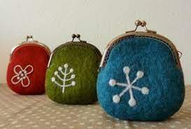 ふわふわ可愛い 羊毛フェルト雑貨の作り方 作品をご紹介 キナリノ がま口 羊毛フェルト コースター がま口 型紙