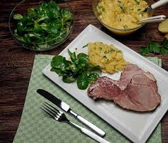 Badisches Schaufele Mit Kartoffelsalat Und Ackersalat Kartoffelsalat Schaufele Lebensmittel Essen