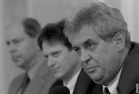 Fotogalerie: Josef Tošovský (vlevo), Pavel Mertlík, Miloš Zeman