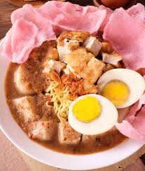Lontong pical, gulai cubadak dan lontong paku nyoo lamak, bakwan dan sala lauak ndak kalah lamakk wajib coba yang sekitaran depok! Lontong Mie Kuah Kacang Bundo Di Rantau
