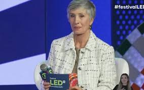 Repórter da Globo alfineta bolsonaristas em evento da emissora: 'Bebem detergente'
