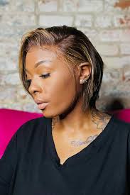 Peluca de corte Pixie 13x6 transparente HD encaje ondulado cabello humano marrón rosa gris