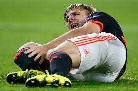 Both sets of fans applauded as shaw left the field. Luke Shaw Visited In Hospital By Hector Moreno As Manchester United Defender Prepares For Second Operation Mirror Online