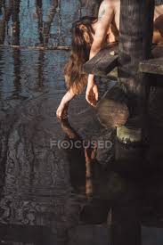Nackte Frau liegt und berührt Wasser — im Freien, Vertikal - Stock Photo |  #222633054