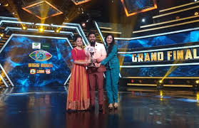Aari Arjuna Bags Bigg Boss Tamil 4 Trophy First Picture Goes Viral Filmibeat Anitha was a topper in the 12th standard board exam with an excellent score of 1176 out of 1200 with. aari arjuna bags bigg boss tamil 4
