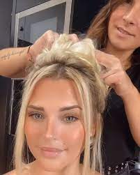 Après des études de maquillage, elle travaille dans l'événementiel pendant quelques années. Kellyvedovelli Et Team Kelly Vedovelli Facebook