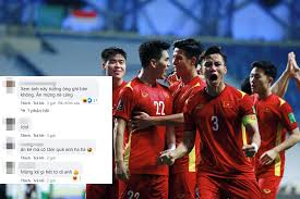 Ngoài ra, sau pha lập công giành chiến thắng của ba quế ngọc hải tại uae, ngay lập tức, vợ hoa khôi của anh cũng cập nhật tình hình hai mẹ con ăn mừng chiến. Quáº¿ Ngá»c Háº£i Má»‡t Vi Cháº¡y Len Äƒn Má»«ng Ke