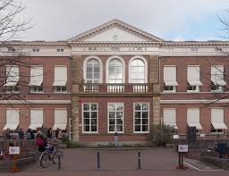 La universidad de leiden es una de las instituciones de educación especializada más importante a nivel internacional y constituye una de las más antiguas de europa, siendo fundada en el año 1575. Leiden Law School Wikipedia