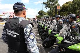 La fuerza armada nacional bolivariana (fanb) de la república bolivariana de venezuela está integrada por alrededor de 95.000 a 150.000 de combatientes activos, entre ellos, una creciente. Policia Nacional Desmantela Banda