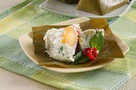 The sauce is santan (coconut milk) and spices. Mustahil Cuma Sepiring Kalau Makan Dengan Botok Telur Asin Ini Semua Halaman Nakita