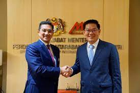 Dr ong kian ming dilantik timbalan menteri perdagangan antarabangsa dan industri. O Xrhsths Mohamed Azmin Ali Sto Twitter Pertemuan Sulung Bersama Yb Senator Datuk Lim Ban Hong Timbalan Menteri Perdagangan Antarabangsa Dan Industri Di Pejabat Saya Petang Tadi Kami Akan Berganding