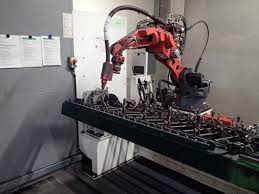 Ein Schweissroboter Von Valk Welding Schweisst Die Zaune In Eupen Ostbelgien Schweissen Roboter Zaun