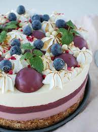 Drag försiktigt bort bakplåtspappret när bottnarna är kalla. En Smarrig Tarta Med Mandelbotten Ganache Med Hallon Och Vit Choklad Blabarspannacotta Citronmousse Och Italiensk Marang I 2020 Citrontarta Tartrecept Bakning