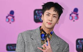 This blog is run by a fan. Kbs Banjir Kritikan Gara Gara Blur Topi Ravi Vixx Di 2 Days 1 Night