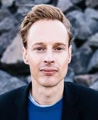 Dutch artist and innovator daan roosegaarde is a creative thinker and maker of social designs which explore the relation between people, technology and space. Profile Daan Roosegaarde Clad