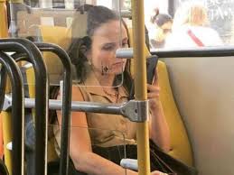 Larissa Manoela posta foto dentro de ônibus: 'A vida como ela é'
