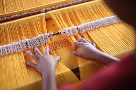 Untuk membuat kerajinan ini, kamu membutuhkan canting yang dipergunakan untuk membuat pola gambarnya, menggunakan bahan lilin panas. Kerajinan Tekstil Tradisional Pengertian Fungsi Dan Contohnya Kumparan Com