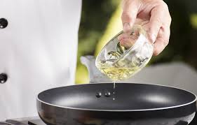 9cuando el suero tome coloración marrón, agregue 2 cucharadas de afrecho o coco rallado sobrante del licuado, 2 cucharadas de mantequilla y el azúcar. Como Cocinar Con Aceite De Coco Consejos Para Usar El Aceite De Coco