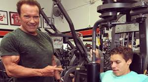 Sign up for my newsletter: Der Uneheliche Sohn Von Schwarzenegger Kopiert Seine Legendare Pose Arnold Schwarzenegger Sport Fitness Bodybuilding