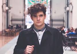 La ceremonia se llevó a cabo en un jardín, que estuvo adornado con flores blancas, para enmarcar la unión civil del también cantante de música en uno de los videos compartidos se ve al propio de nigris platicando con el papá del novio, alejandro fernández y emiliano, el hijo menor de el potrillo. La Plimbare Cu Alex Pasionat De Oradea Liceanul Alex Trandafir