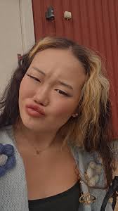 Hej! Jag heter Elin och är snart 20år. Jag har nyss flyttat tillbaka hit  till familjen, från Skövde där jag bodde i 4år. I princip har alla mina  gamla vänner fortsatt med