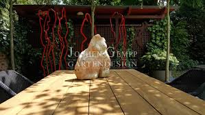 Ihren reiz beziehen die metall gartenbänke aus der kombination von schwarzem metall und hartholz. Moderne Und Stilvolle Gartenskulpturen Gempp Gartendesign