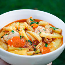 2 borcane de fasole galbena green gold (ungaria), 1 ceapa, 1 lingura de pasta de ardei, 250 ml de suc de rosii, 1 capatana de usturoi, 1 legatura de marar, 2 lingurite de secretul gustului, sare. Mancare De Fasole Pastai Cu Aripioare Si Mamaliga Ama Nicolae