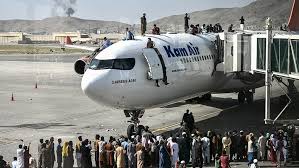 Más de 60 personas murieron y 150 resultaron heridas tras el doble atentado ocurrido este jueves en las cercanías del aeropuerto de kabul, muchos de los cuales formaban parte de la multitud que. Al Menos 72 Muertos En Un Atentado En El Aeropuerto De Kabul Corta