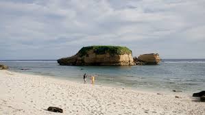 Fajar terbit di pantai su portu, dengan menara chia di kejauhan, di distrik cagliari, sardinia, italia. Pantai Di Lombok Yang Wajib Masuk Bucket List Kamu