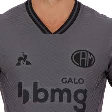 O manto homenageia o título conquistado pela equipe mineira na primeira edição do campeonato brasileiro, em 1971. Camisa Le Coq Sportif Atletico Mineiro Iii 2020 Masculina Cinza Esportelegal