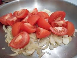 Mit frischen grünen und salaten servieren. Low Carb Lachs Mit Geschmorten Tomaten Schnell Gemacht Und Lecker