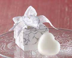 Vendesi saponette profumate a €5, rivestite a mano con nastri e spilli in acciaio. Saponette In Confezione Regalo Per Matrimoni My Bomboniere