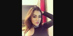 Sri juga mengatakan pemilik nama julia rahmawati itu sudah bisa makan berbagai macam makanan dari pihak rumah sakit ini kabar terbaru gaston castano, mantan suami julia perez. Jadi Istri Bule Ini 6 Potret Nia Anggia Adik Mendiang Julia Perez Merdeka Com