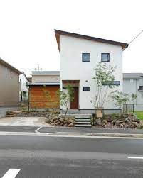 木をふんだんに使用した 片流れ大屋根のおうち 建築実例写真集 自然素材のデザイン注文住宅なら奈良県全域 京都府 城陽 木津川 対応のいろは工務店 住宅 外観 片流れ 家 外観 モダン