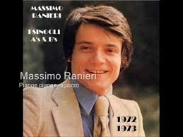 Il testo parla di un amore impossibile, una donna promessa sposa ad un altro uomo, che va. Massimo Ranieri Piangi Piangi Ragazzo Tekst I Tlumaczenie Piosenki Na Tekstowo Pl