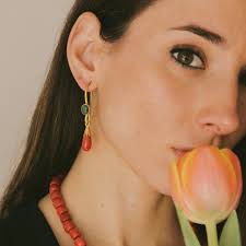 Earrings hand made with gold, coral and emerald. Weight 10,6 g ( gold 6,8 g  ) #lulamaiz #joyasartesanales #handcraftedjewelry #bijouxartisanaux  #gioielliartigianali #joiasartesanais #corallo #coral