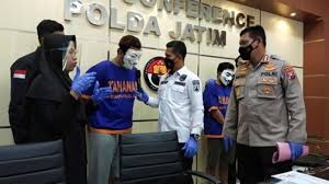 Berikut adalah tips untuk melihat perbedaan kta satpam asli dan palsu. Edan Laku Juga Mahasiswa Surabaya Jual Ijazah Palsu Sd Hingga S2 Omzet Puluhan Juta Suara Jatim