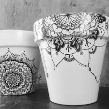 Black And White Flower Pot Design Black And White Mandala Macetaspintada Hechoconamor Handmade Diseno Ponelindatucasa Blackand In 2020 Flower Pot Design Painted Plant Pots Painted Flower Pots