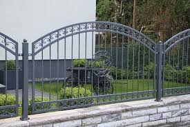 Ein Zaun Mit Einem Dezenten Pfosten Und Einem Kreisformigen Und Schon Auffalligen Ornament Wurde Au Fence Gate Design Entrance Gates Design Gates And Railings