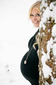 Mit dem richtigen equipment und den optimalen kameraeinstellungen wäre das nicht passiert. Babybauchfotos Selber Machen Tipps Fotograf Diy Inspirationen Winter Wald Schnee Baum Babybauch Fotos Babybauch Bilder Babybauch Fotoshooting