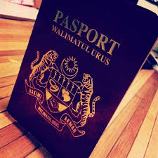 Dengan menjadikan warna putih sebagai warna utama dan tulisan berwarna keemasan, ia akan menampilkan sisi kad kahwin yang kelihatan mewah namun simple. 10 Kad Kahwin Unik Dan Kreatif Untuk Anda Cuci Mata Kad Kahwin Wedding Cards Passport Wedding