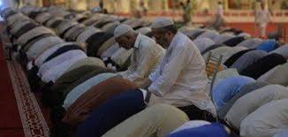 أجمع علماء الإسلام على أن عدد ركعات فرض العشاء أربعُ ركعات، الركعتين الأوليين تكون جهراً، والركعتين الأُخريين يُسِرّ فيهما، ويجلس للتشهد بعد كُل ركعتين، وهذا بالنسبة للمُقيم، وأمّا المُسافر فيُصليها ركعتين فقط، والدليل على ذلك ما روته السيدة عائشة أنه قد (فرضَ اللهُ عز. Ø¹Ø¯Ø¯ Ø±ÙƒØ¹Ø§Øª ØµÙ„Ø§Ø© Ø¹ÙŠØ¯ Ø§Ù„Ø£Ø¶Ø­Ù‰ Ù…ÙˆÙ‚Ø¹ Ù…ØµØ§Ø¯Ø±