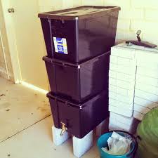 Did You Know That It S Super Easy To Build A Worm Farm And A Lot Cheaper If You Diy Composting With The Help Of Worms Worm Farm Diy Worm Farm
