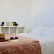 Cosa mettere in valigia in caso di viaggio? Idee Per Una Libreria In Camera Da Letto Itamoby
