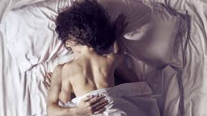 In der vertrauten umgebung können sie sich frei fühlen, sich fallen lassen und die entspannte atmosphäre genießen. Abwechslung Im Bett Bei Diesen Stellungen Gibt Sie Den Ton An Fit For Fun