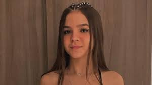 Foto: Mel Maia faz foto com top e short e exibe marca do biquíni. Veja!