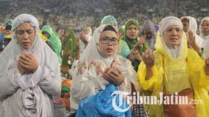Bacaan doa setelah sholat tahajud arab, latin, dan artinya. Diguyur Hujan 100 Ribu Muslimat Gelar Salat Tahajud Di Stadion Gelora Bung Karno Tribunnews Com Mobile