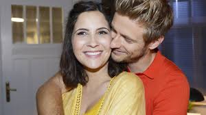 However the network believed in the success of the show and by the autumn of 1993, a serial killer storyline helped to improve the ratings, making gzsz a success. Gzsz Laura Kehrt Mit Uberraschung Zuruck Rtl Ve Chryssanthi Kavazi Shotoe