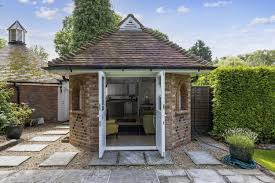 Hotels near garden lodge queen, londra, london on tripadvisor: Small But Quirky One Bedroom House For Sale In Surrey