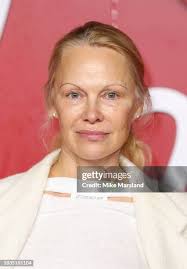 Anna Sweeting attends The Fashion Awards 2023 presented by Pandora at...  News Photo